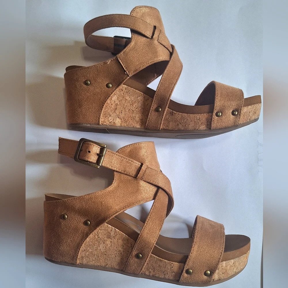 Very G Vector Shimmer Tan Studded Buckle Up Wedge Sandals Size 9 Soft Cushion - Picture 5 of 10
